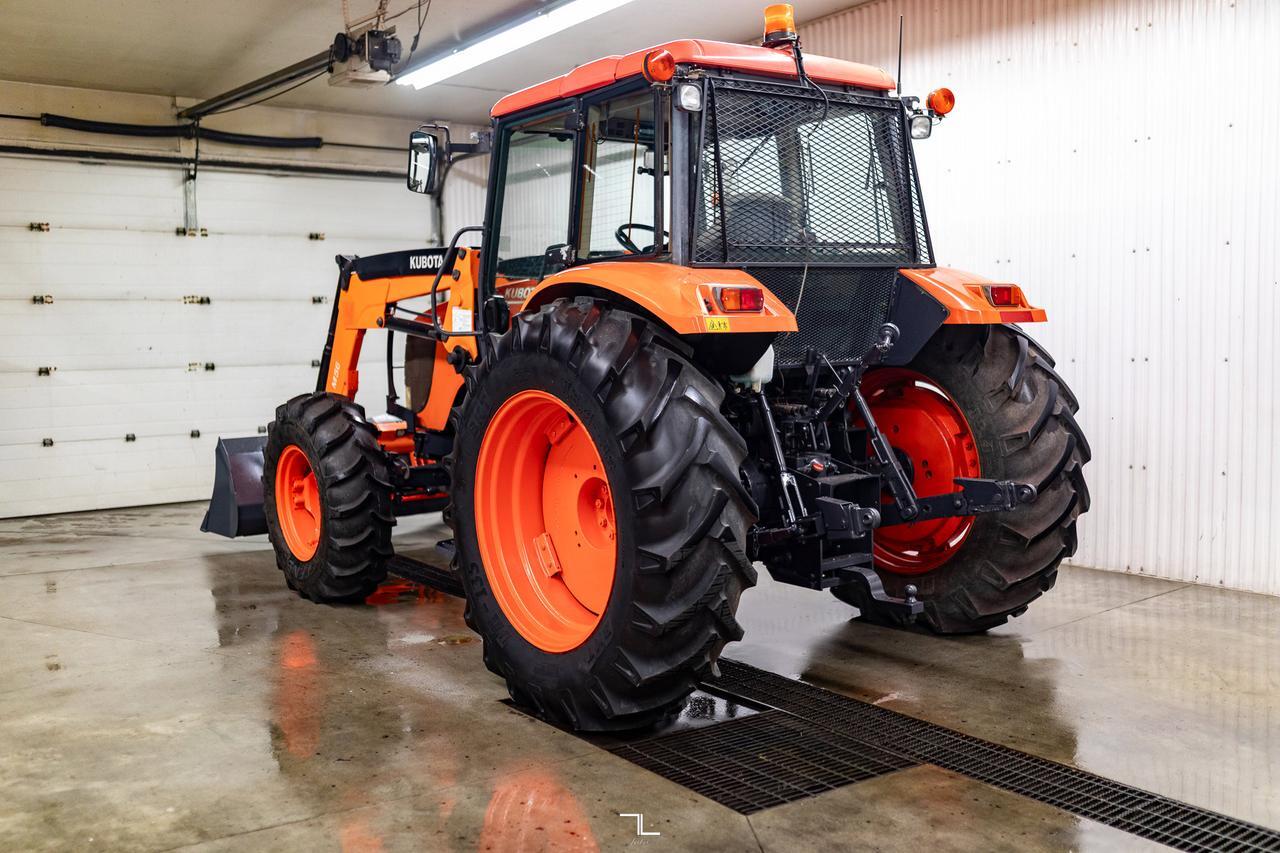 2005 Kubota M125X 4WD Tractor Loader Bucket Diesel Red Deer AB