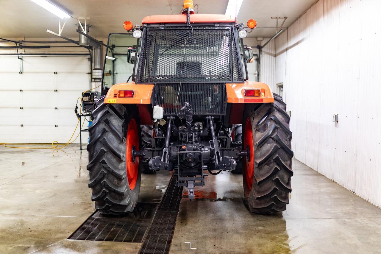 2005 Kubota M125X 4WD Tractor Loader Bucket Diesel Red Deer AB