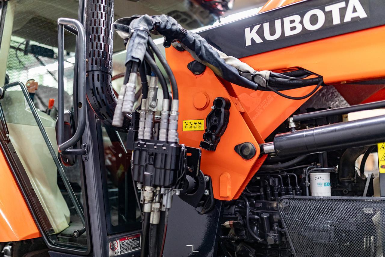 2005 Kubota M125X 4WD Tractor Loader Bucket Diesel Red Deer AB