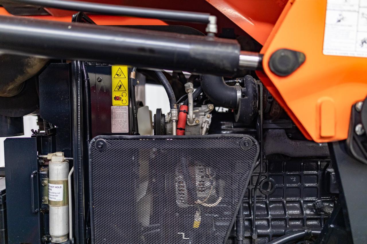 2005 Kubota M125X 4WD Tractor Loader Bucket Diesel Red Deer AB