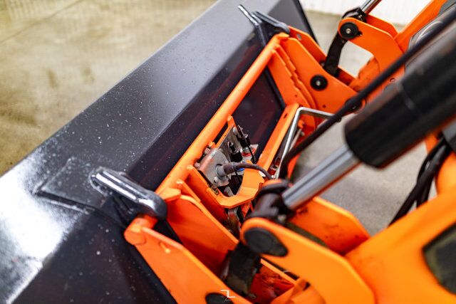 2005 Kubota M125X 4WD Tractor Loader Bucket Diesel Red Deer AB