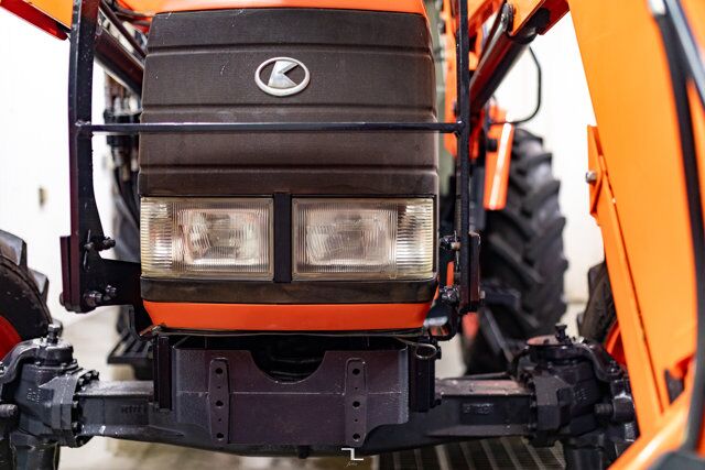 2005 Kubota M125X 4WD Tractor Loader Bucket Diesel Red Deer AB