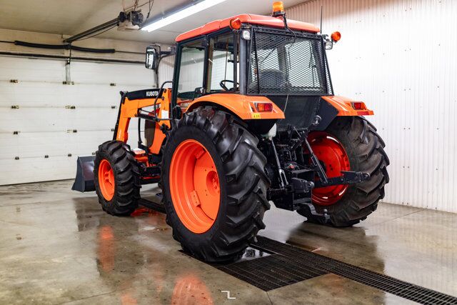 2005 Kubota M125X 4WD Tractor Loader Bucket Diesel Red Deer AB