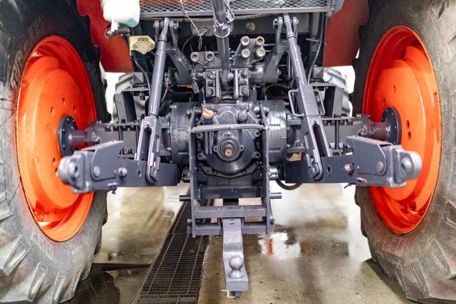 2005 Kubota M125X 4WD Tractor Loader Bucket Diesel Red Deer AB