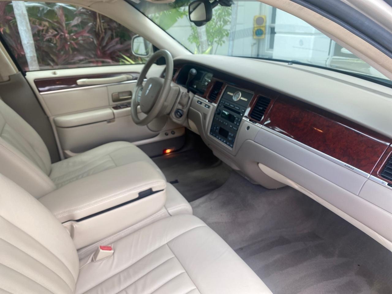 2005 Lincoln Town Car Signature 1 OWNER FL LOW MILES 39,256 Pompano Beach FL