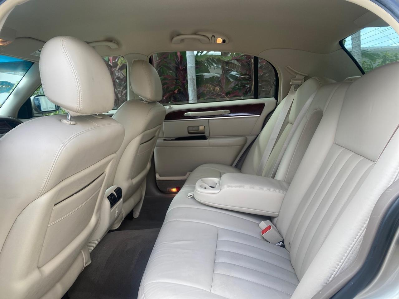 2005 Lincoln Town Car Signature 1 OWNER FL LOW MILES 39,256 Pompano Beach FL