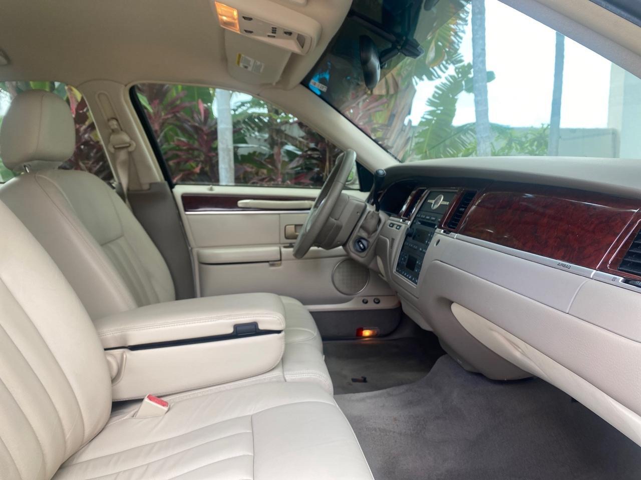 2005 Lincoln Town Car Signature 1 OWNER FL LOW MILES 39,256 Pompano Beach FL