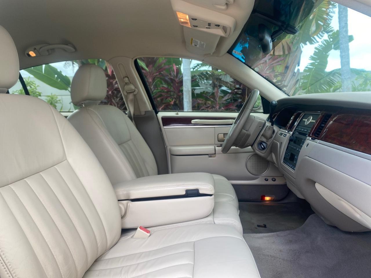 2005 Lincoln Town Car Signature 1 OWNER FL LOW MILES 39,256 Pompano Beach FL