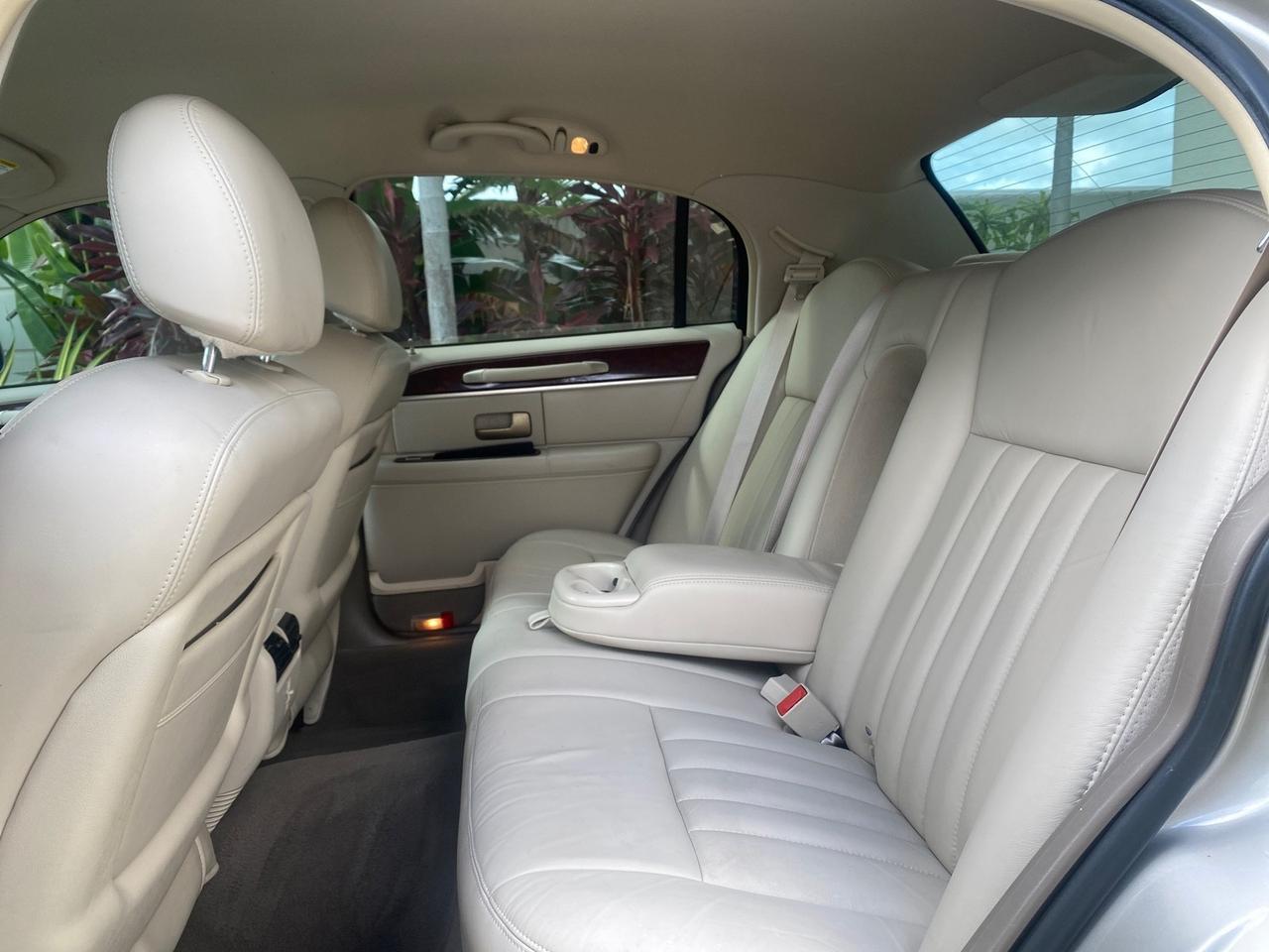 2005 Lincoln Town Car Signature 1 OWNER FL LOW MILES 39,256 Pompano Beach FL