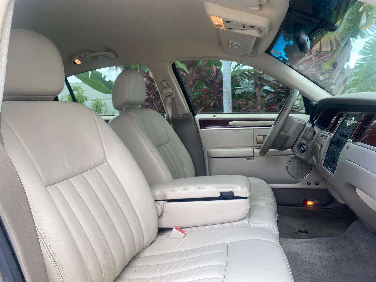 2005 Lincoln Town Car Signature 1 OWNER FL LOW MILES 39,256 Pompano Beach FL
