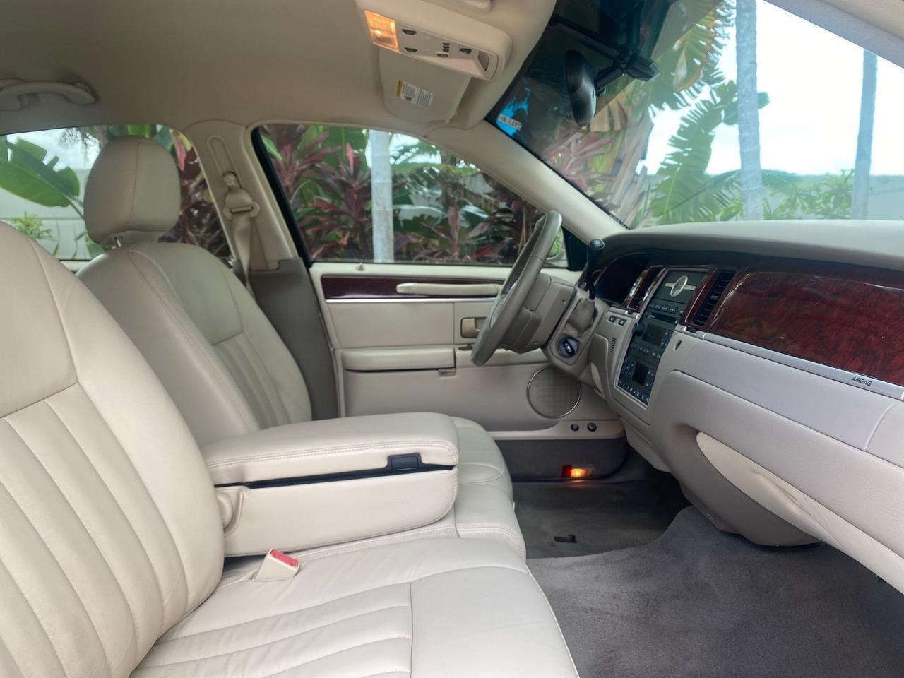 2005 Lincoln Town Car Signature 1 OWNER FL LOW MILES 39,256 Pompano Beach FL