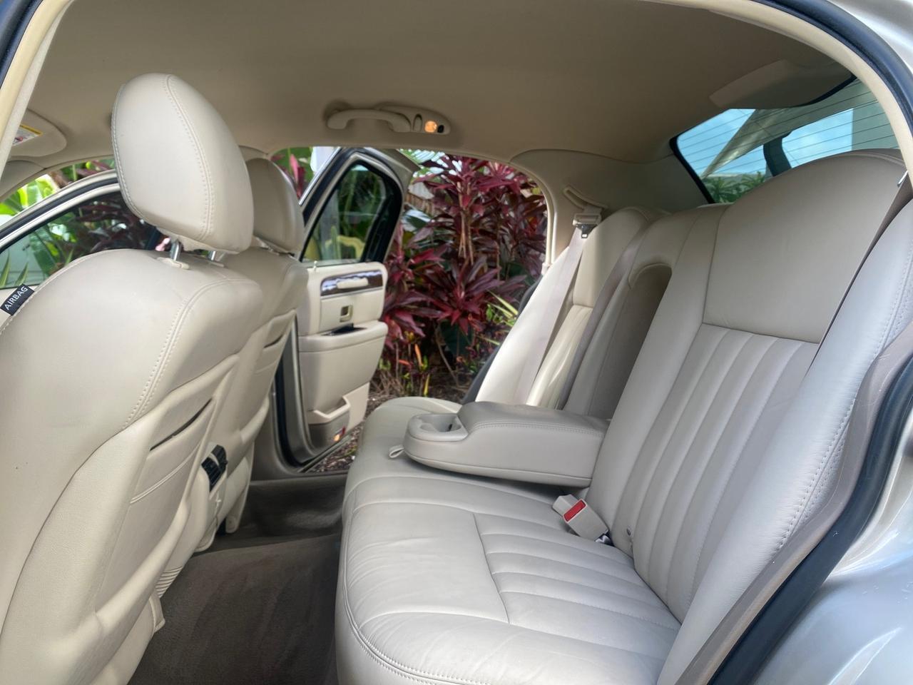 2005 Lincoln Town Car Signature 1 OWNER FL LOW MILES 39,256 Pompano Beach FL