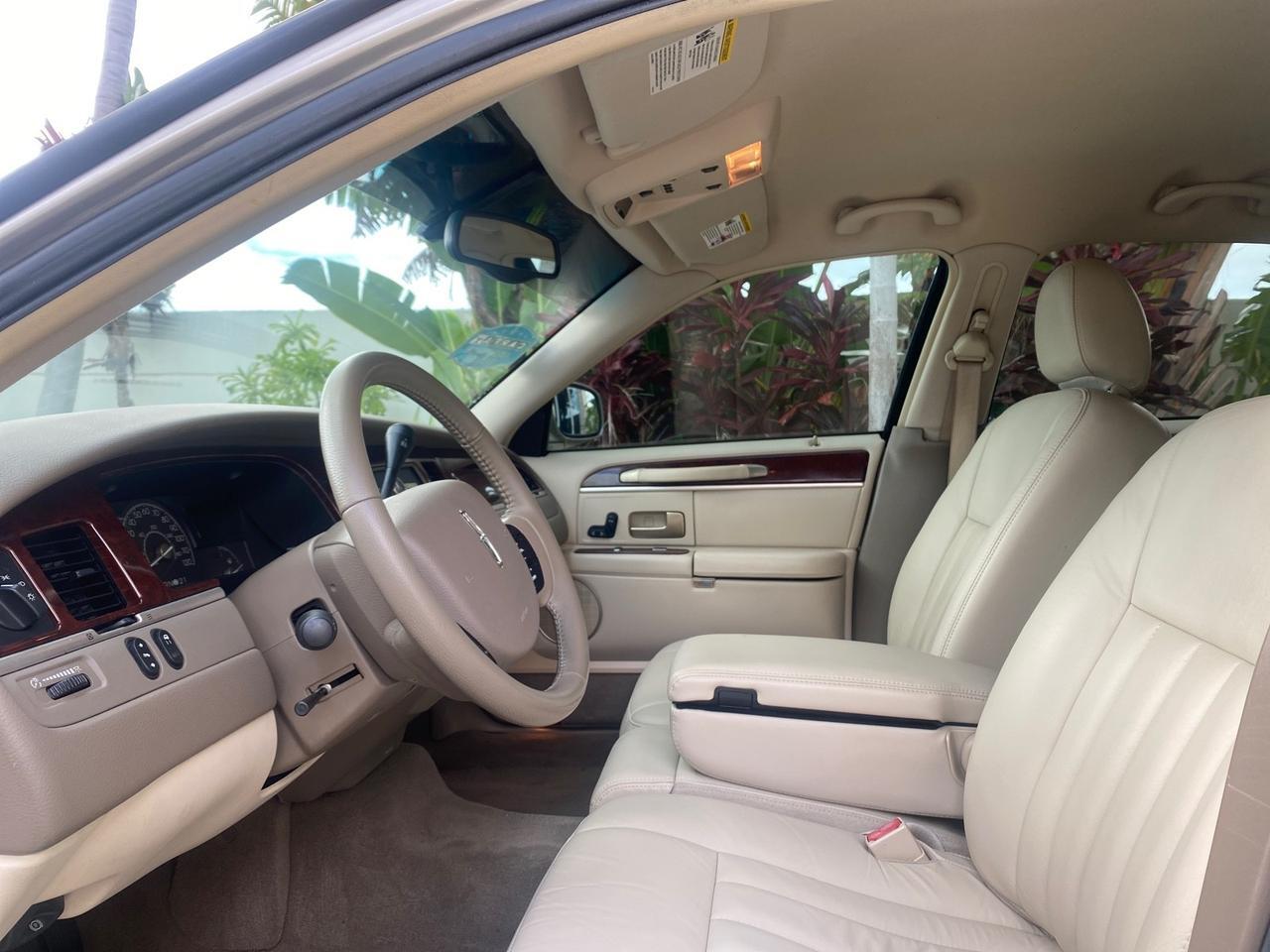 2005 Lincoln Town Car Signature 1 OWNER FL LOW MILES 39,256 Pompano Beach FL
