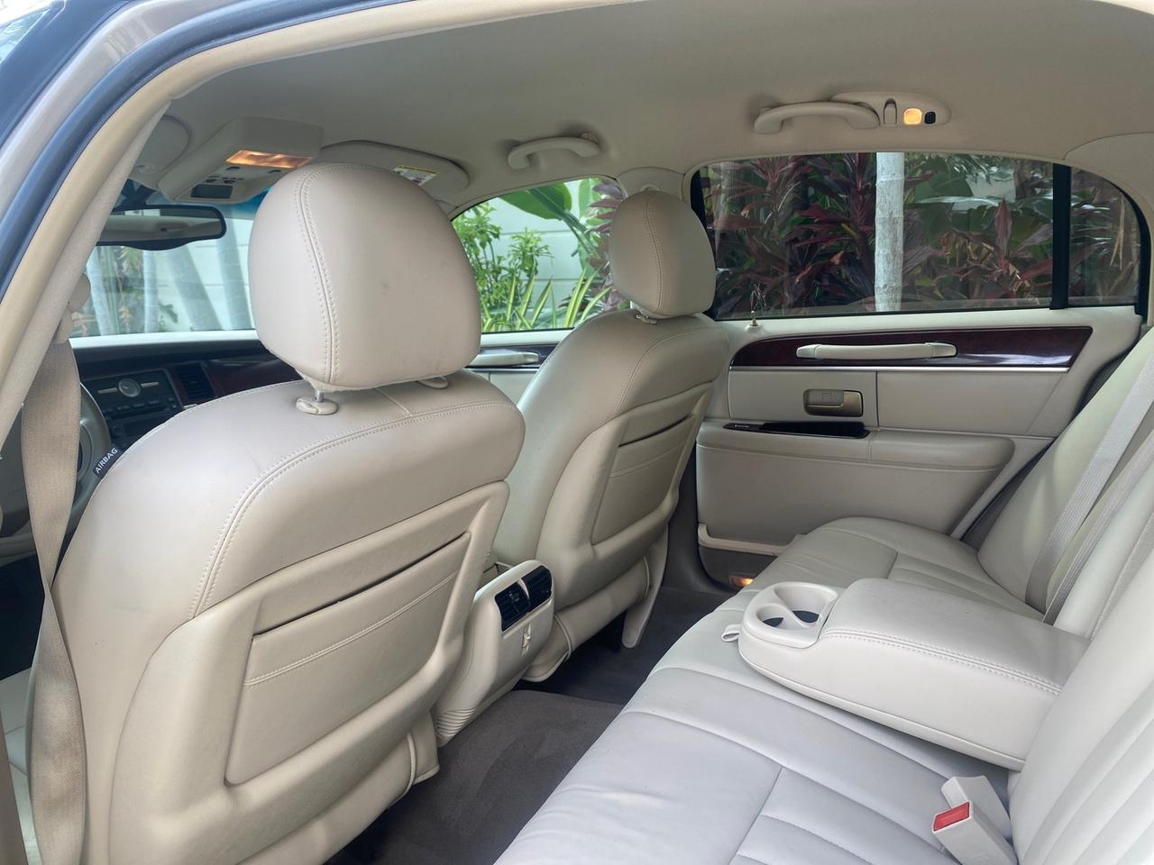 2005 Lincoln Town Car Signature 1 OWNER FL LOW MILES 39,256 Pompano Beach FL