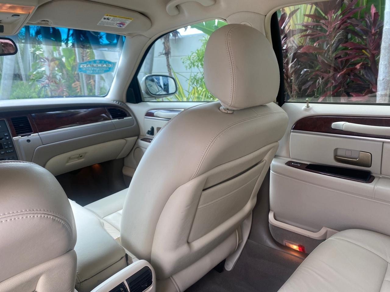 2005 Lincoln Town Car Signature 1 OWNER FL LOW MILES 39,256 Pompano Beach FL