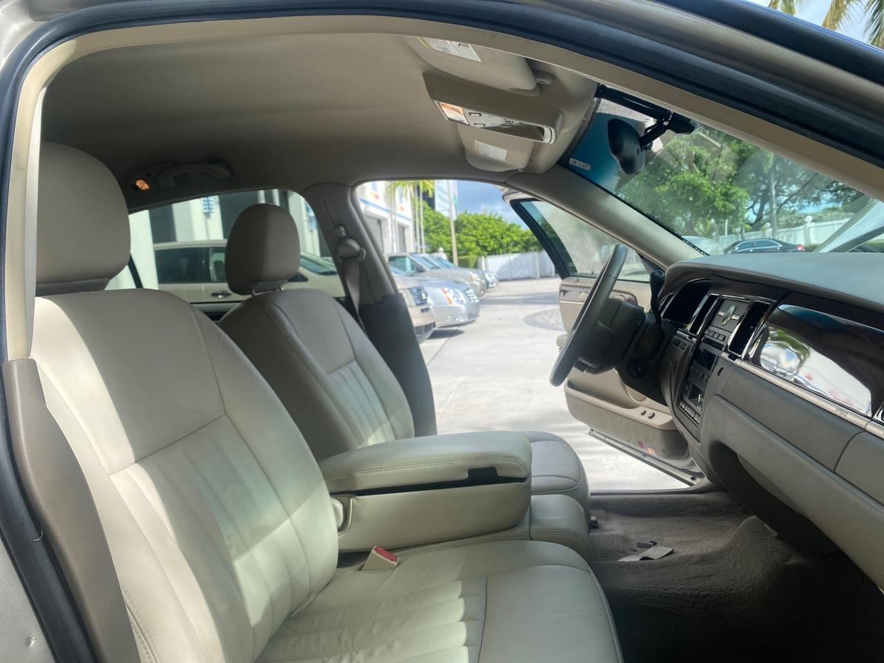 2005 Lincoln Town Car Signature 1 OWNER FL LOW MILES 39,256 Pompano Beach FL