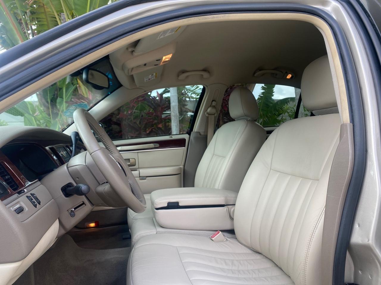 2005 Lincoln Town Car Signature 1 OWNER FL LOW MILES 39,256 Pompano Beach FL