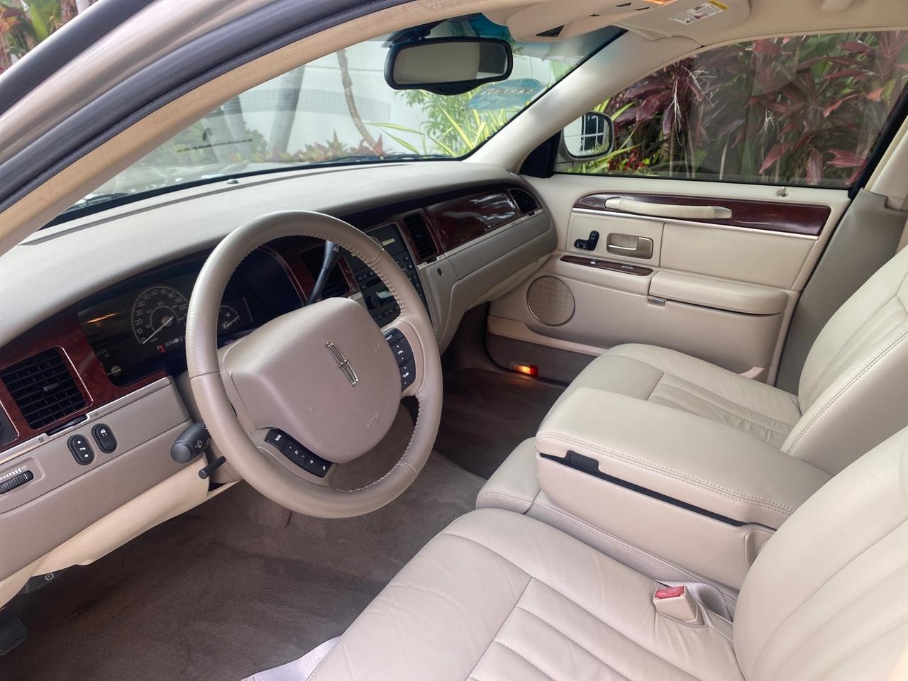 2005 Lincoln Town Car Signature 1 OWNER FL LOW MILES 39,256 Pompano Beach FL