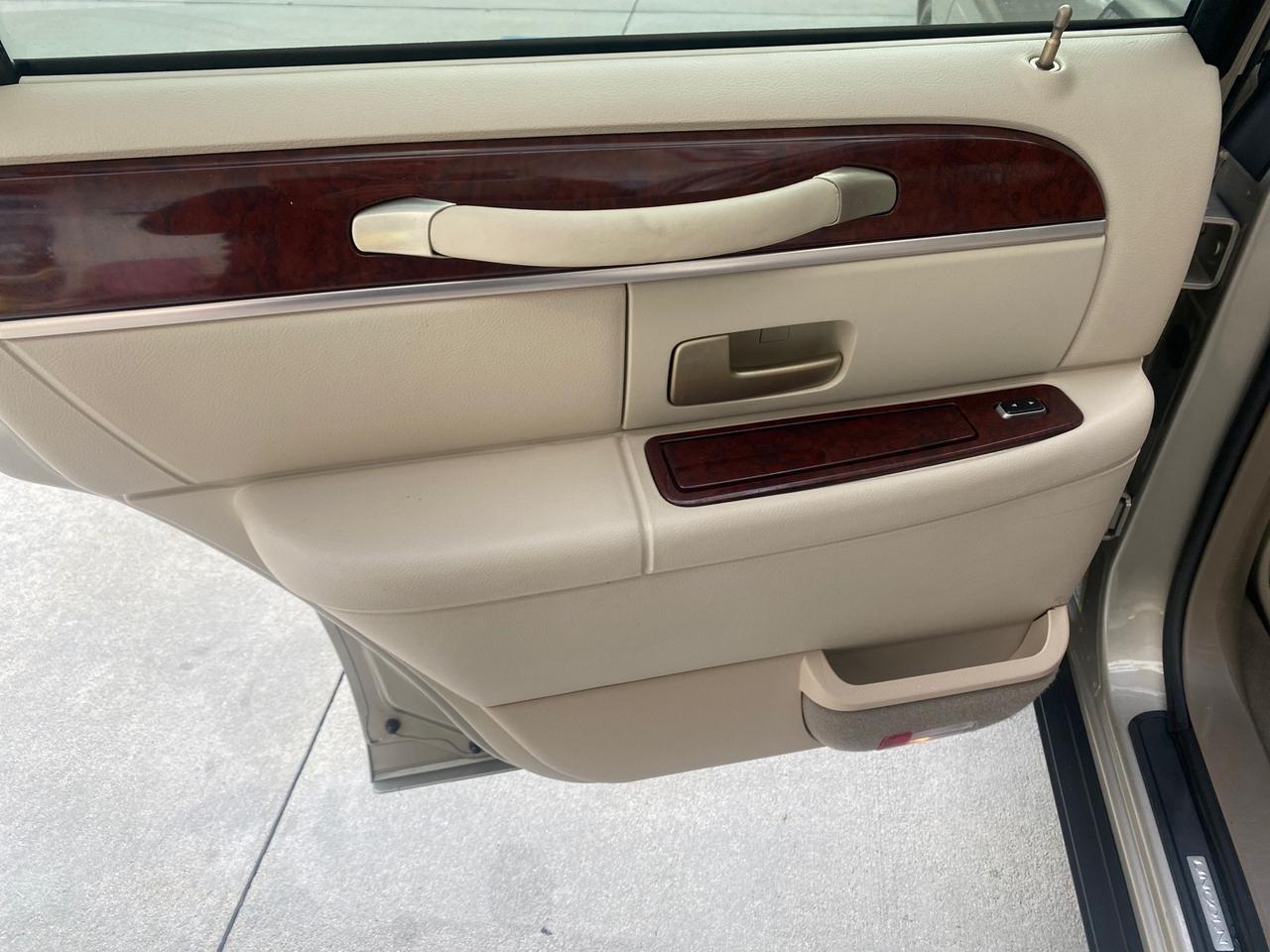 2005 Lincoln Town Car Signature 1 OWNER FL LOW MILES 39,256 Pompano Beach FL