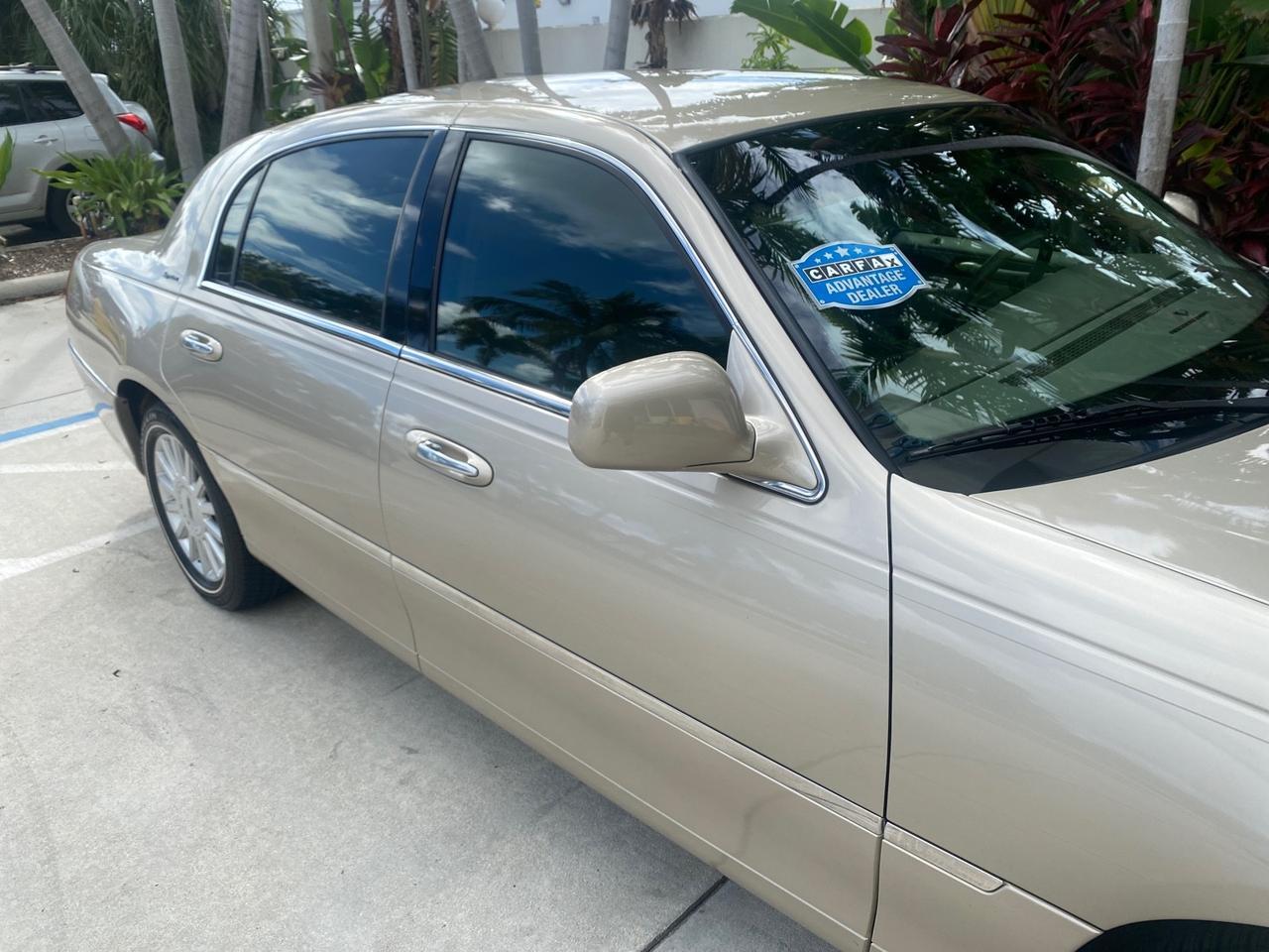 2005 Lincoln Town Car Signature 1 OWNER FL LOW MILES 39,256 Pompano Beach FL
