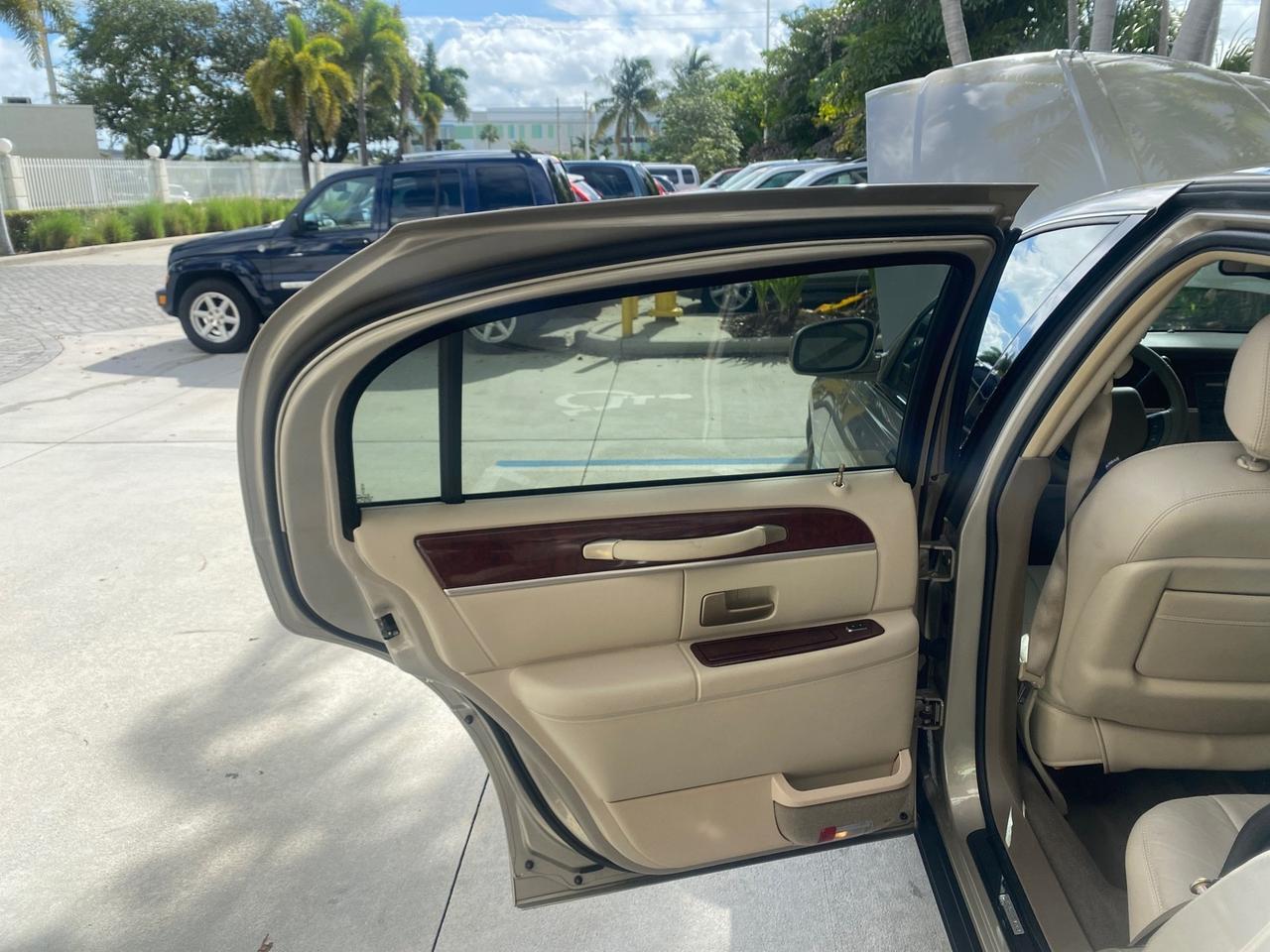2005 Lincoln Town Car Signature 1 OWNER FL LOW MILES 39,256 Pompano Beach FL