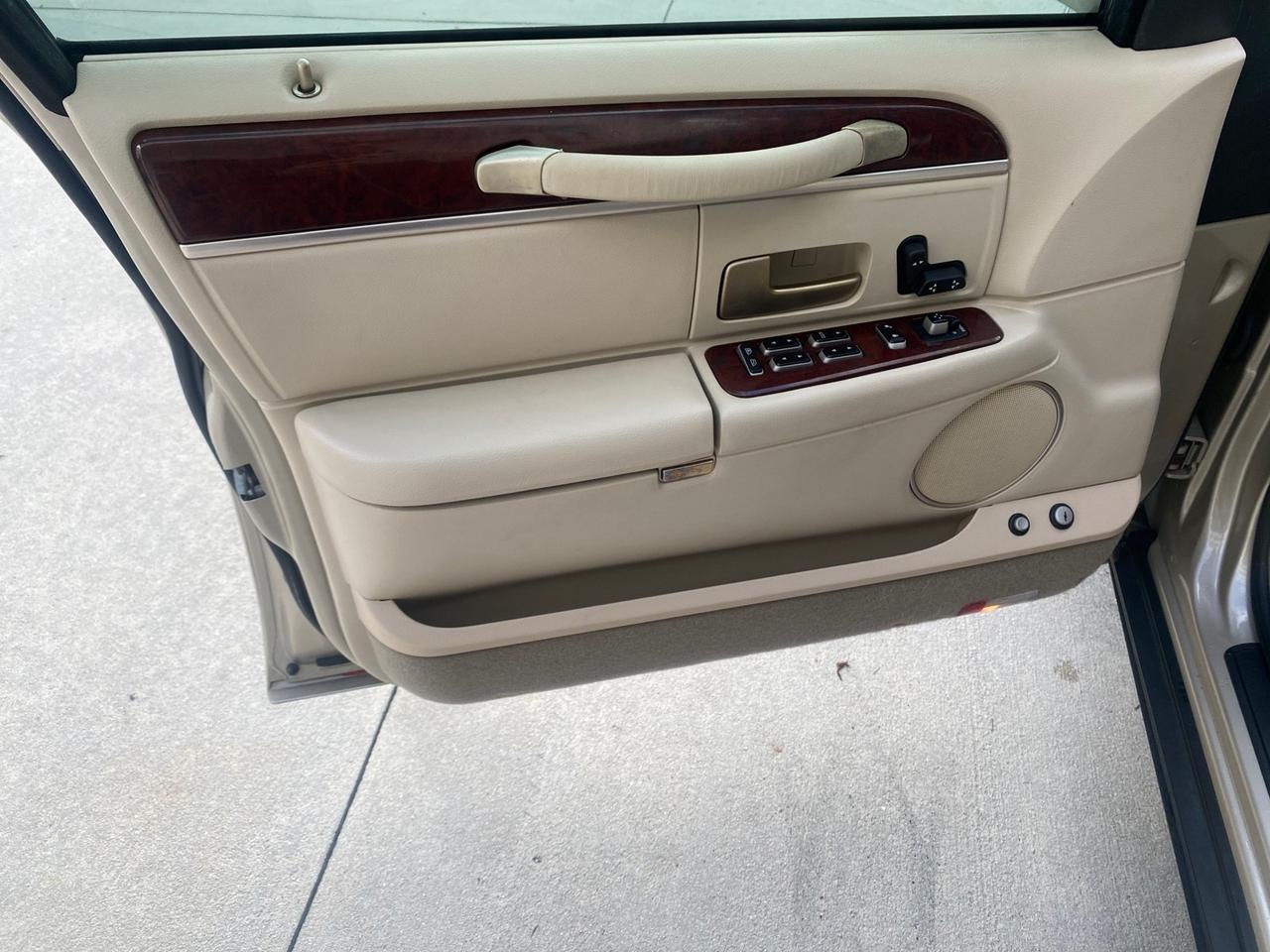 2005 Lincoln Town Car Signature 1 OWNER FL LOW MILES 39,256 Pompano Beach FL