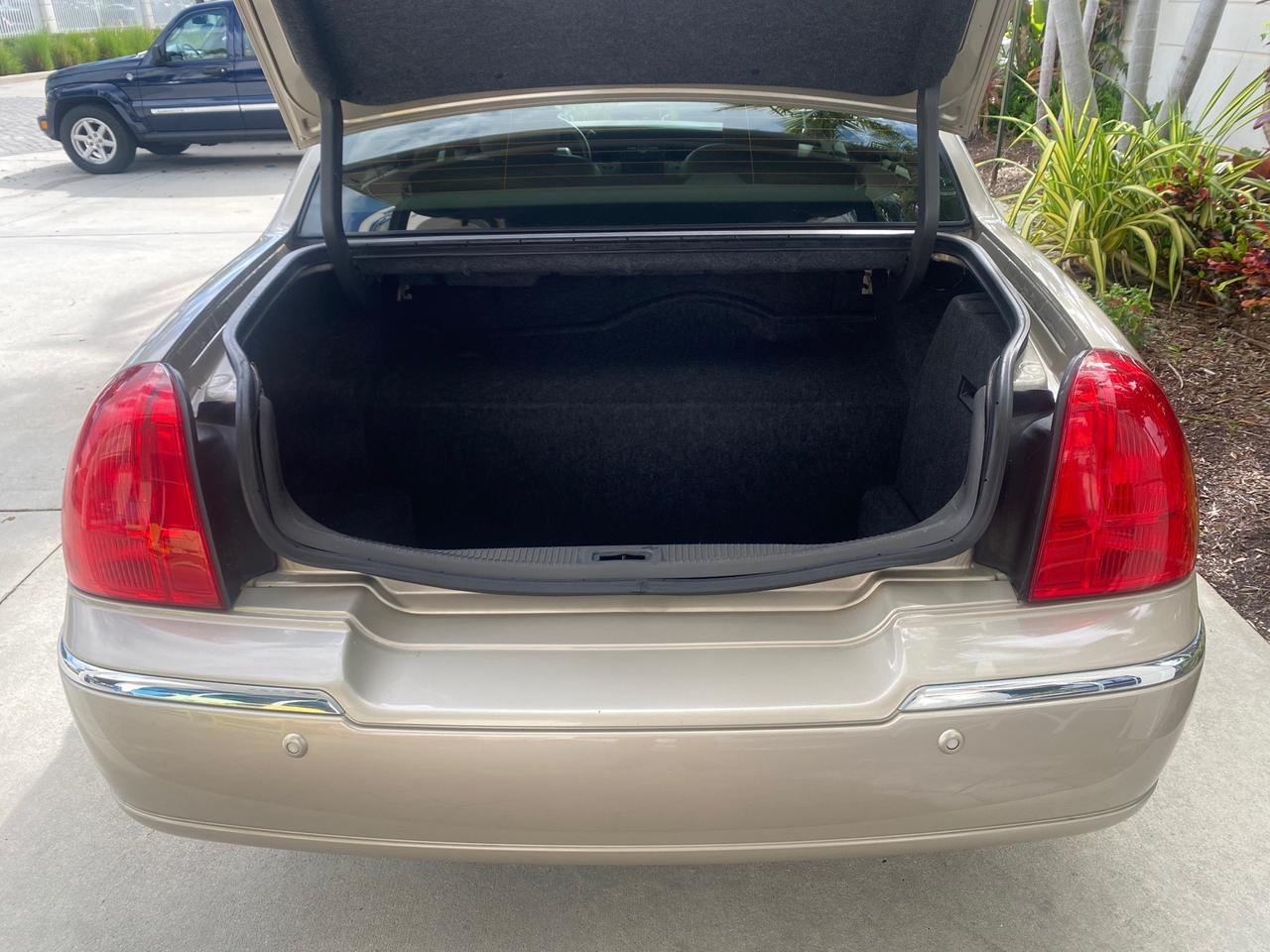 2005 Lincoln Town Car Signature 1 OWNER FL LOW MILES 39,256 Pompano Beach FL