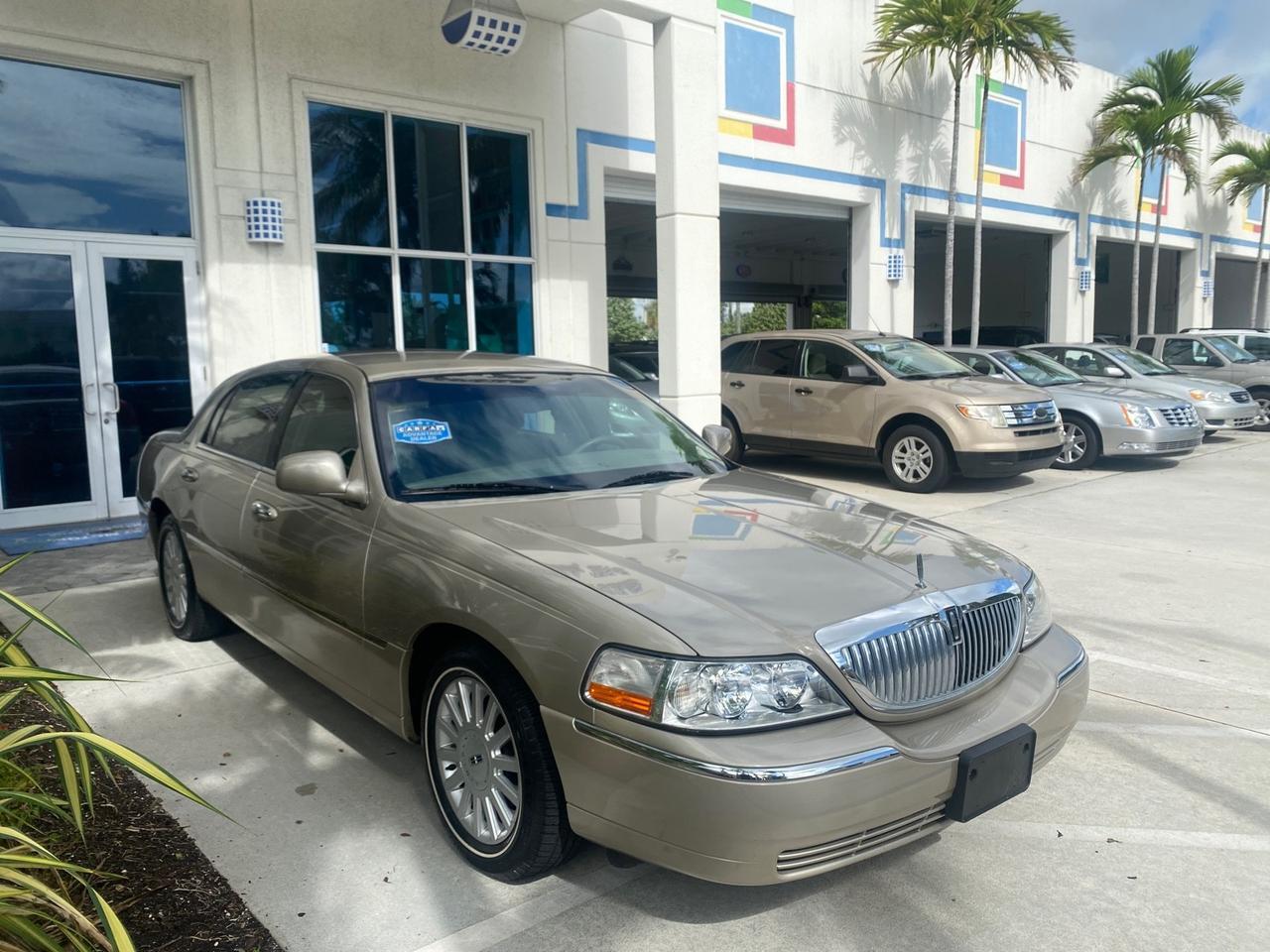 2005 Lincoln Town Car Signature 1 OWNER FL LOW MILES 39,256 Pompano Beach FL