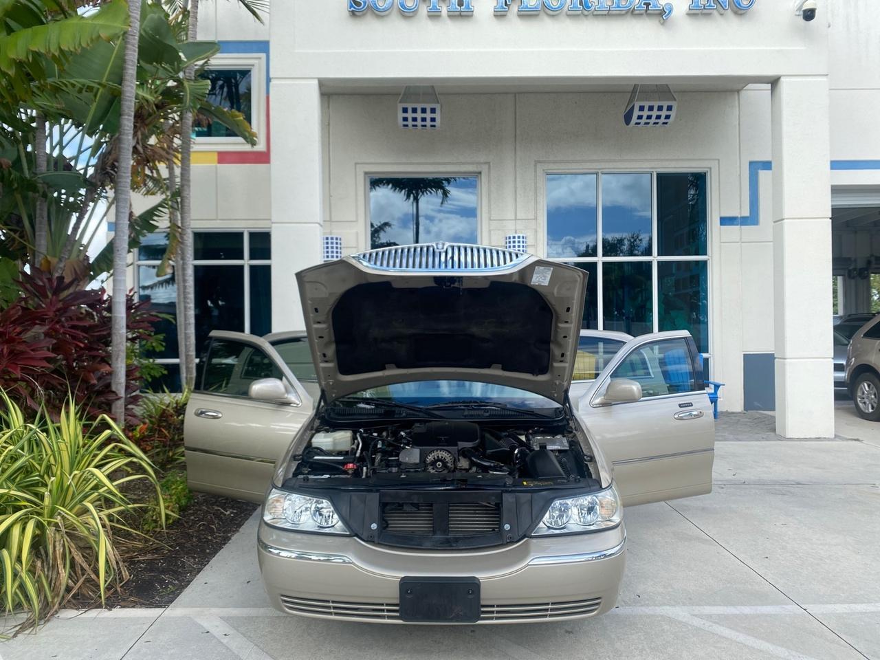 2005 Lincoln Town Car Signature 1 OWNER FL LOW MILES 39,256 Pompano Beach FL