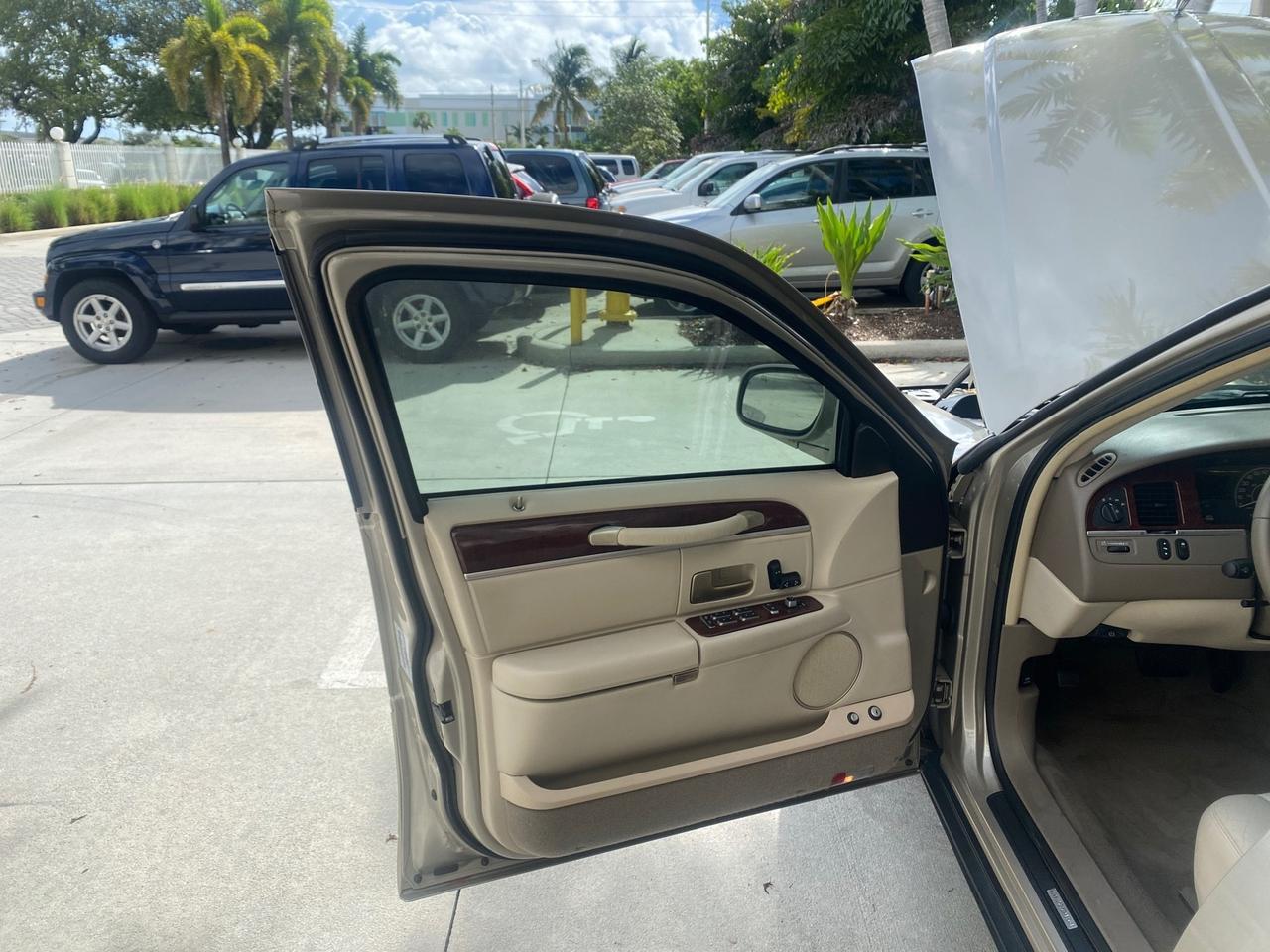 2005 Lincoln Town Car Signature 1 OWNER FL LOW MILES 39,256 Pompano Beach FL