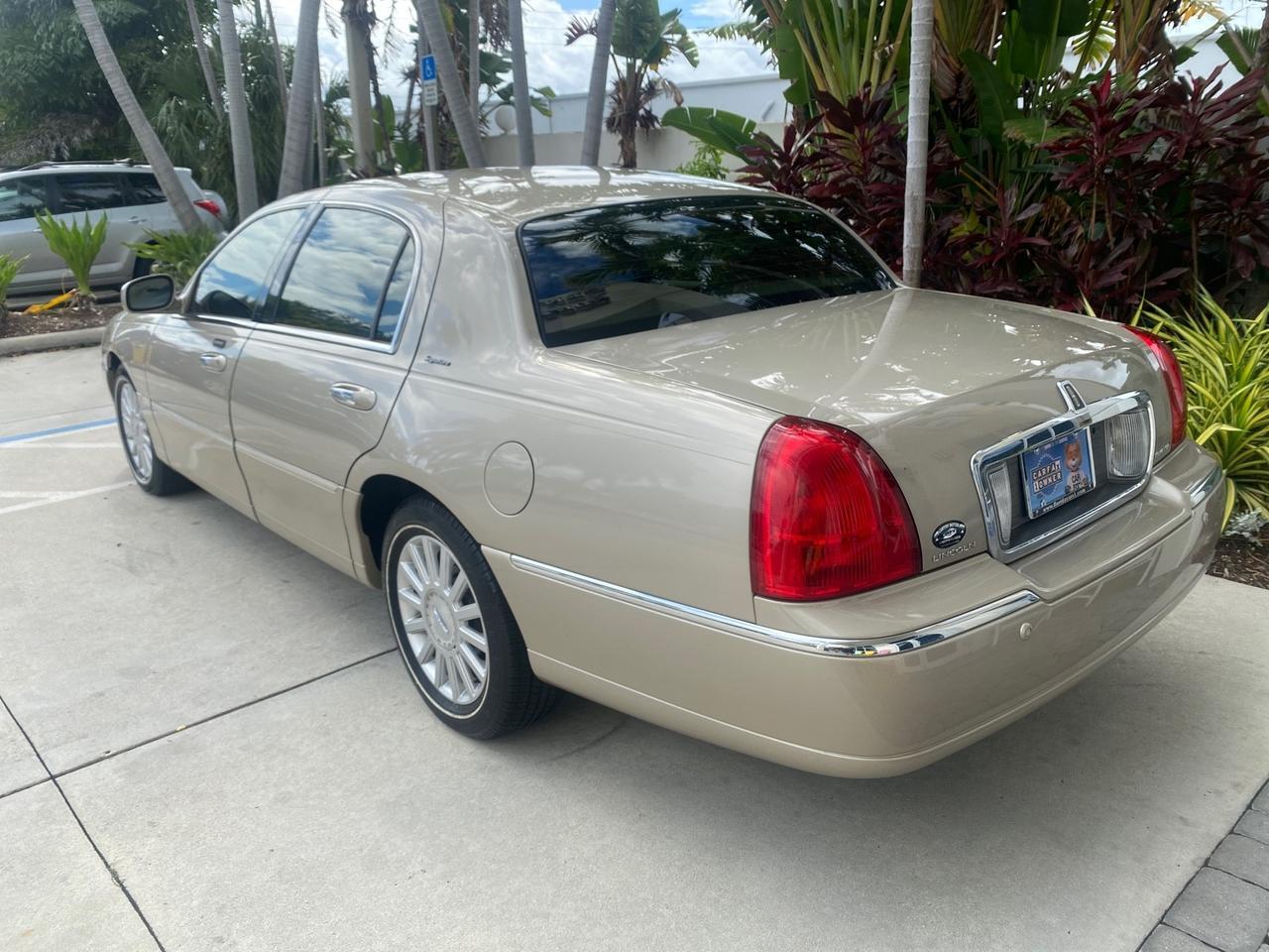 2005 Lincoln Town Car Signature 1 OWNER FL LOW MILES 39,256 Pompano Beach FL