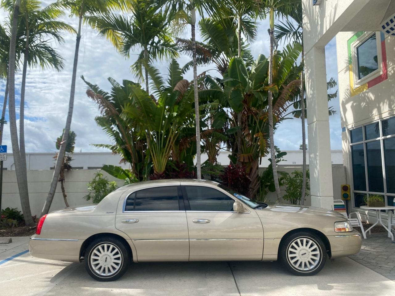 2005 Lincoln Town Car Signature 1 OWNER FL LOW MILES 39,256 Pompano Beach FL
