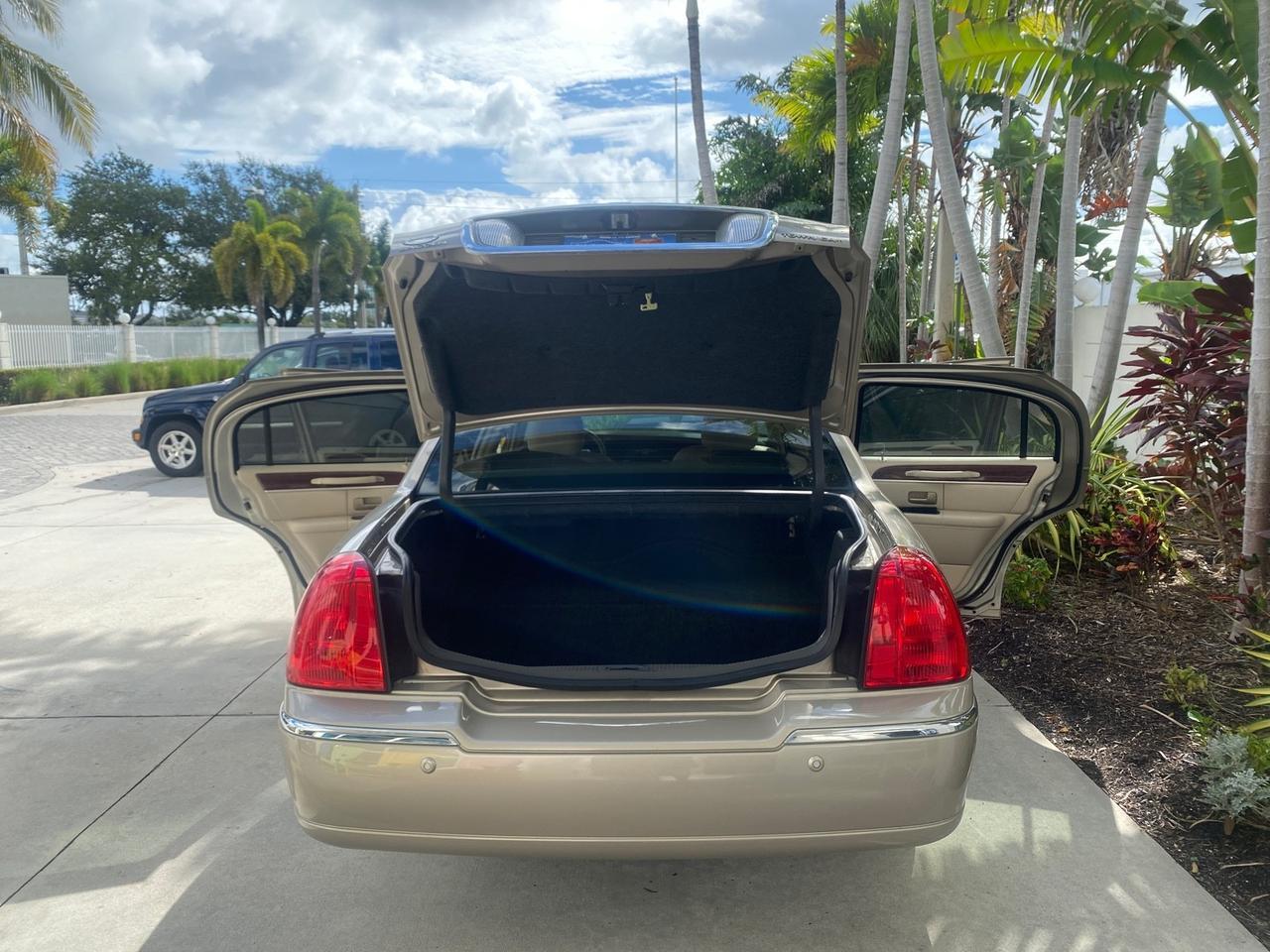 2005 Lincoln Town Car Signature 1 OWNER FL LOW MILES 39,256 Pompano Beach FL
