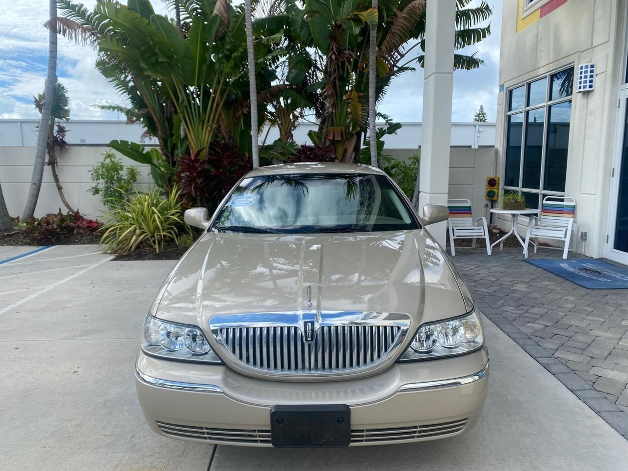 2005 Lincoln Town Car Signature 1 OWNER FL LOW MILES 39,256 Pompano Beach FL
