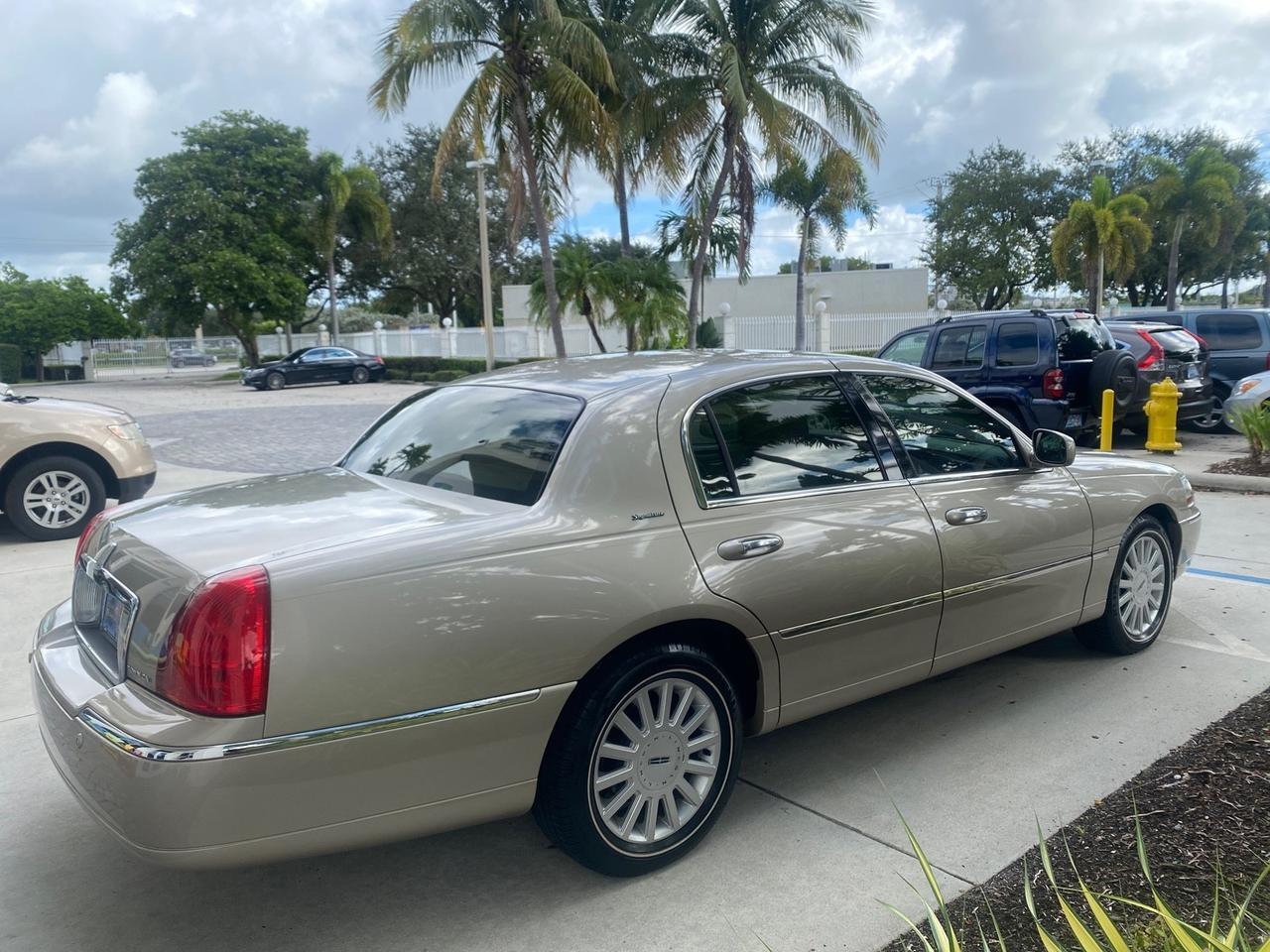 2005 Lincoln Town Car Signature 1 OWNER FL LOW MILES 39,256 Pompano Beach FL