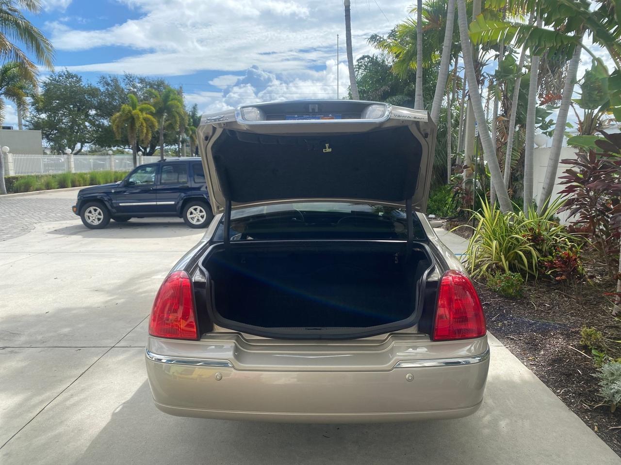 2005 Lincoln Town Car Signature 1 OWNER FL LOW MILES 39,256 Pompano Beach FL