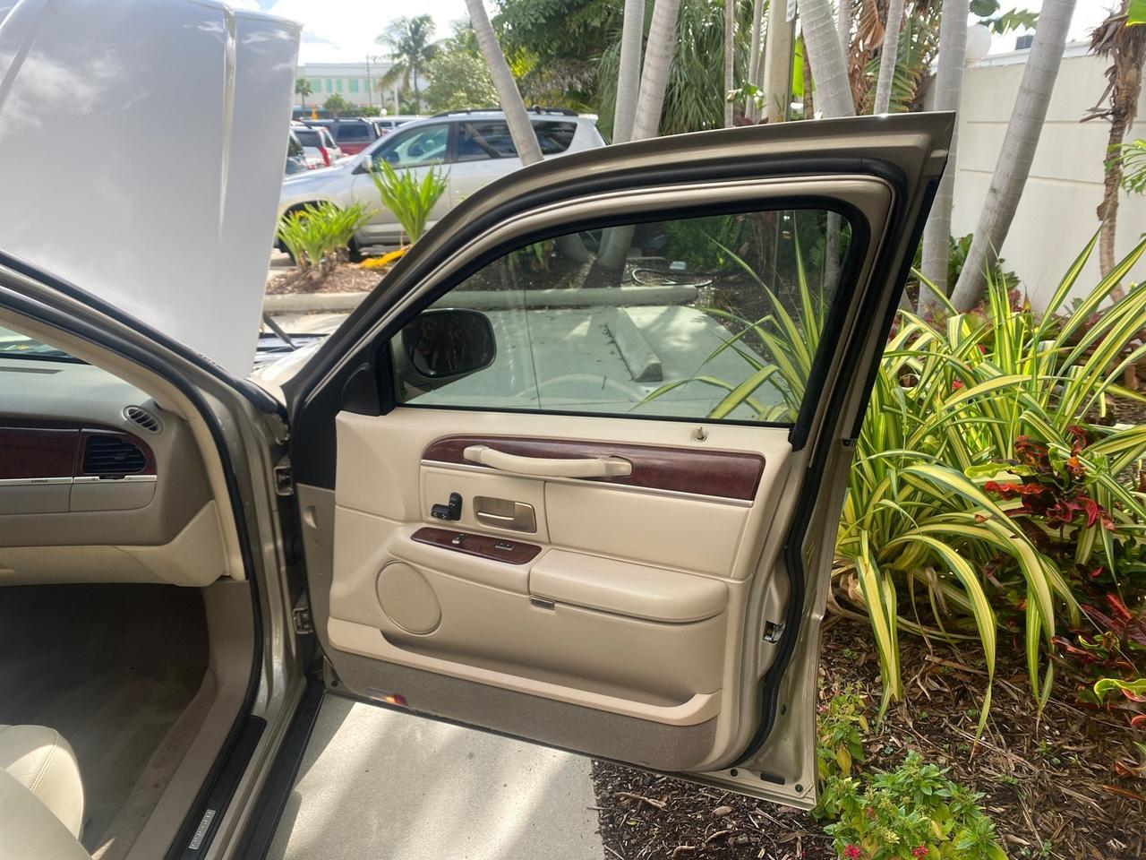 2005 Lincoln Town Car Signature 1 OWNER FL LOW MILES 39,256 Pompano Beach FL