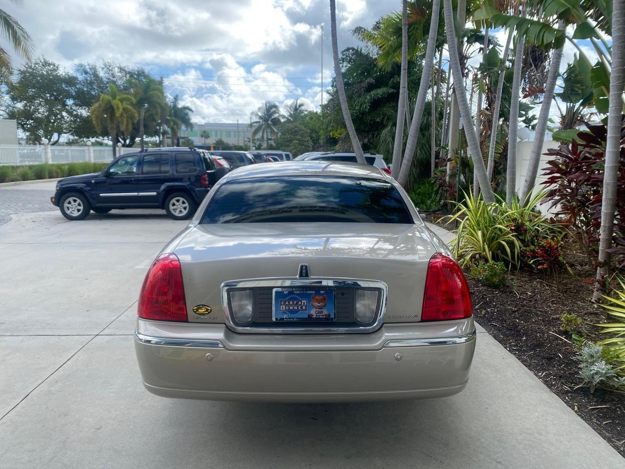 2005 Lincoln Town Car Signature 1 OWNER FL LOW MILES 39,256 Pompano Beach FL