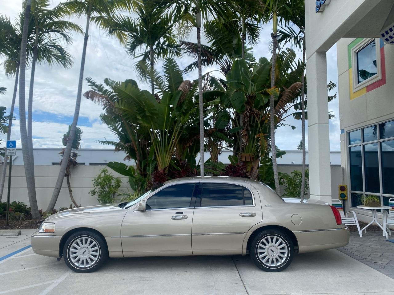 2005 Lincoln Town Car Signature 1 OWNER FL LOW MILES 39,256 Pompano Beach FL