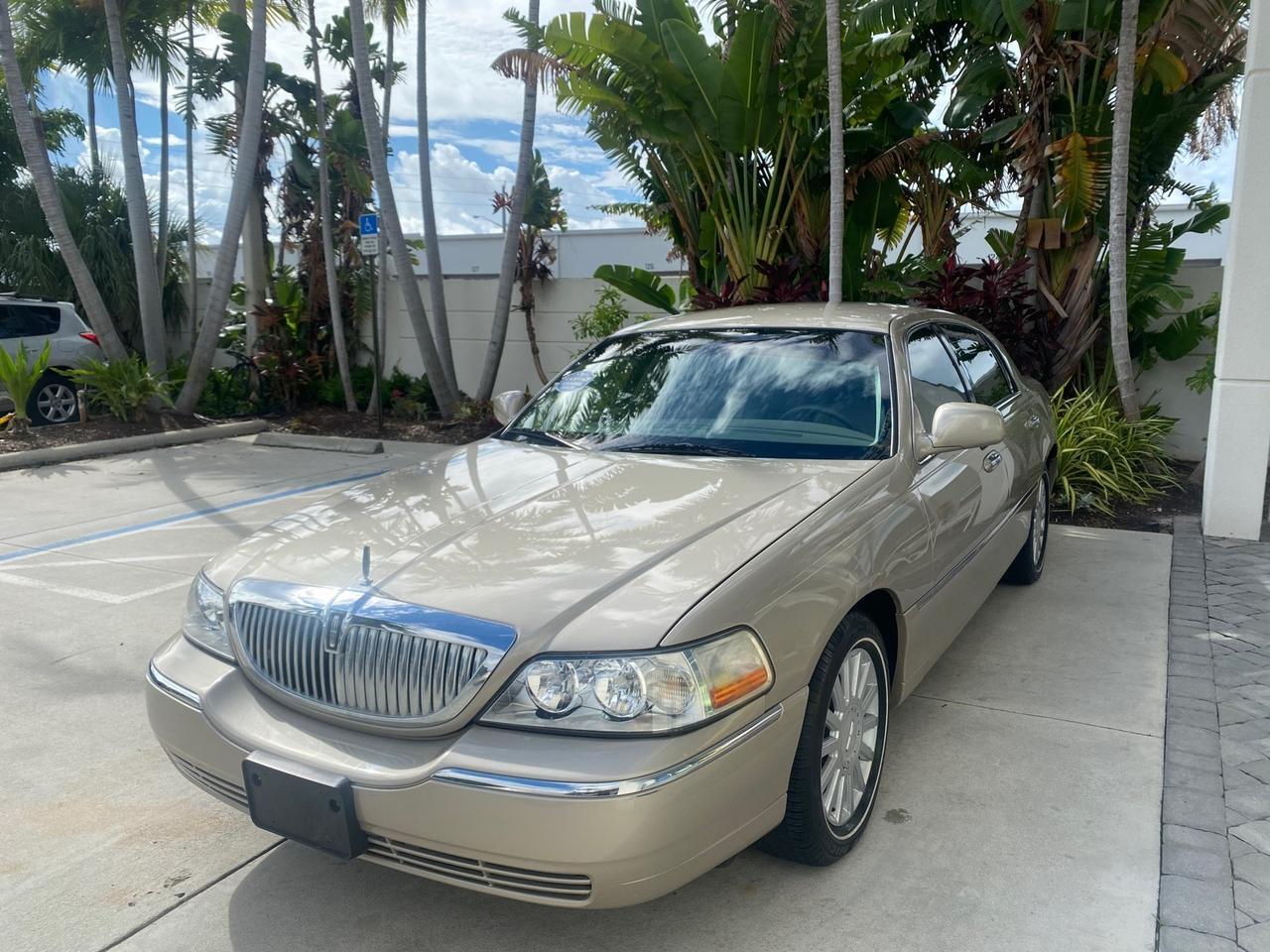 2005 Lincoln Town Car Signature 1 OWNER FL LOW MILES 39,256 Pompano Beach FL