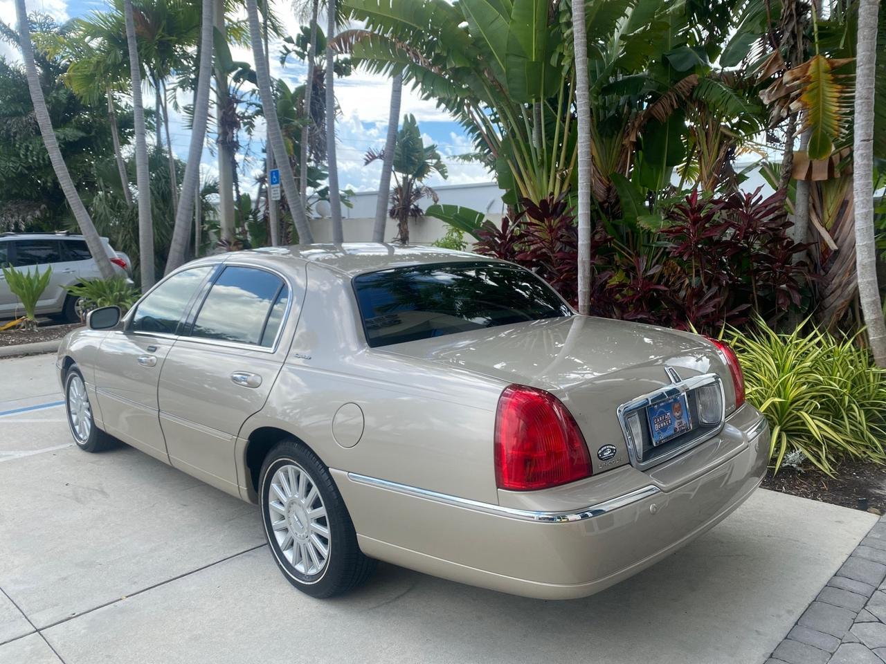 2005 Lincoln Town Car Signature 1 OWNER FL LOW MILES 39,256 Pompano Beach FL