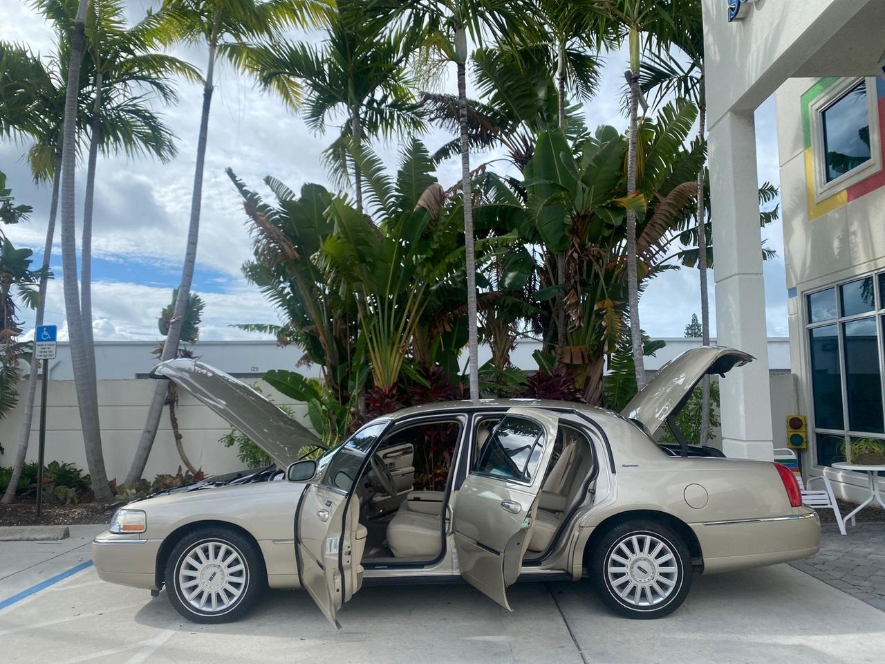 2005 Lincoln Town Car Signature 1 OWNER FL LOW MILES 39,256 Pompano Beach FL