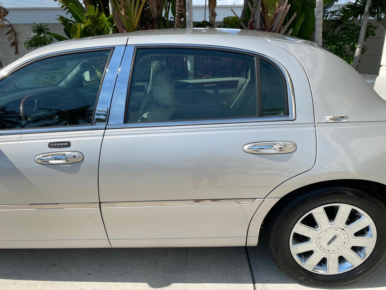 2005 Lincoln Town Car Signature Limited LOW MILES 84,448 Pompano Beach FL