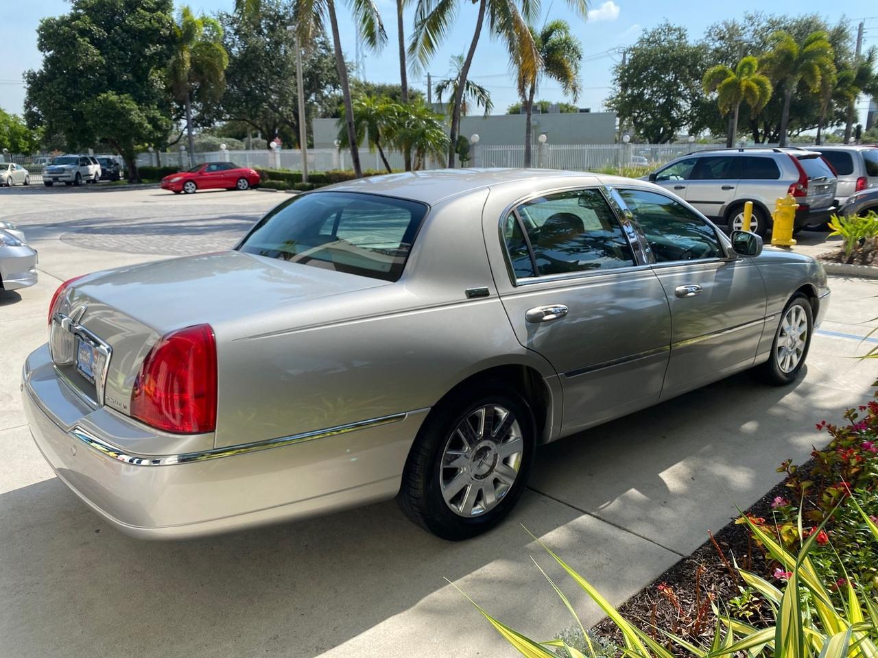 2005 Lincoln Town Car Signature Limited LOW MILES 84,448 Pompano Beach FL