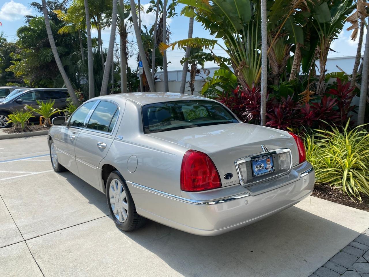 2005 Lincoln Town Car Signature Limited LOW MILES 84,448 Pompano Beach FL