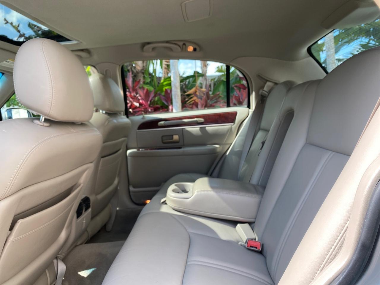 2005 Lincoln Town Car Signature Limited LOW MILES 84,448 Pompano Beach FL