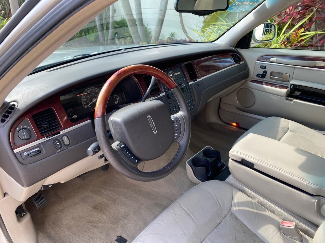 2005 Lincoln Town Car Signature Limited LOW MILES 84,448 Pompano Beach FL