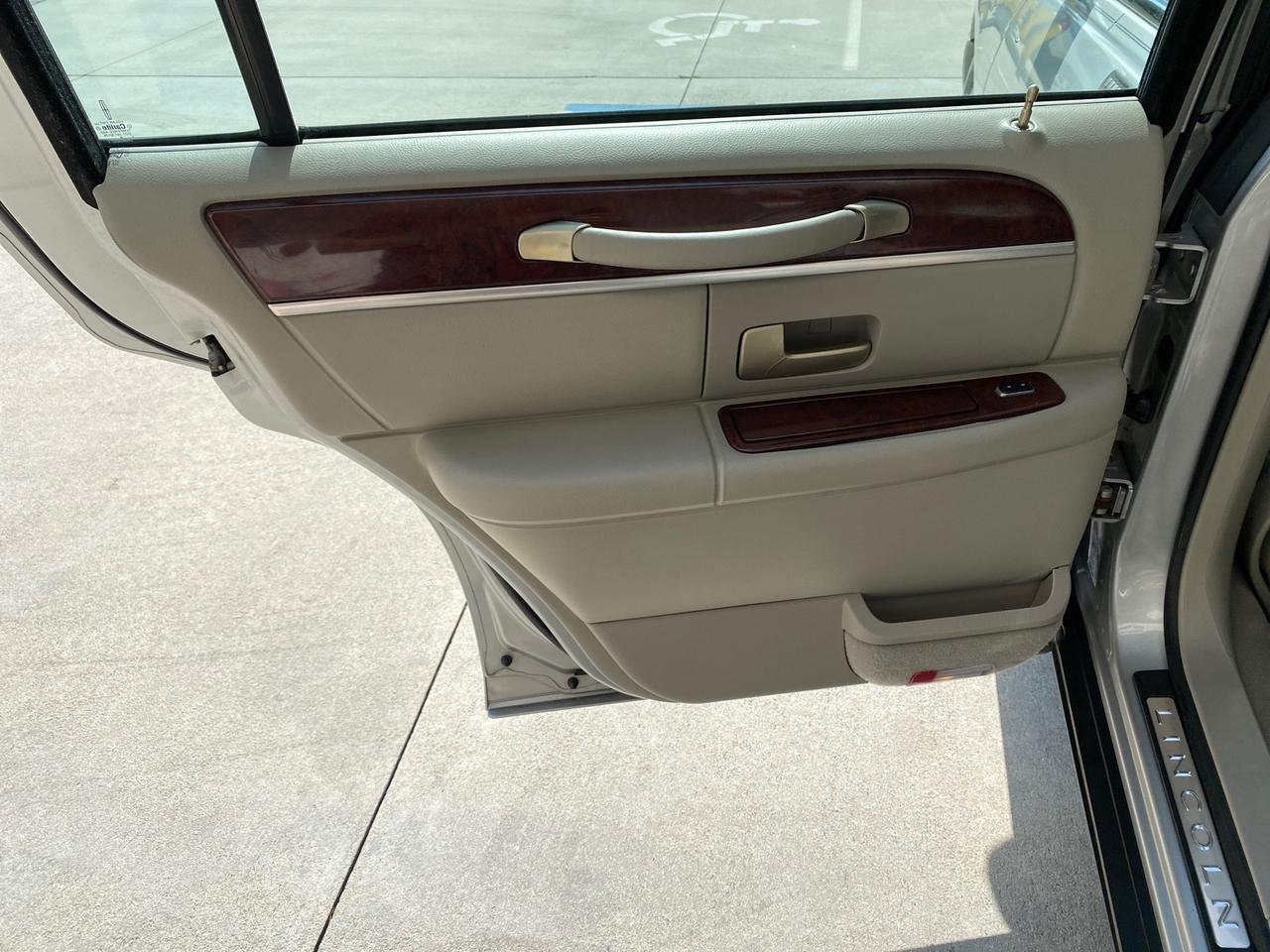 2005 Lincoln Town Car Signature Limited LOW MILES 84,448 Pompano Beach FL