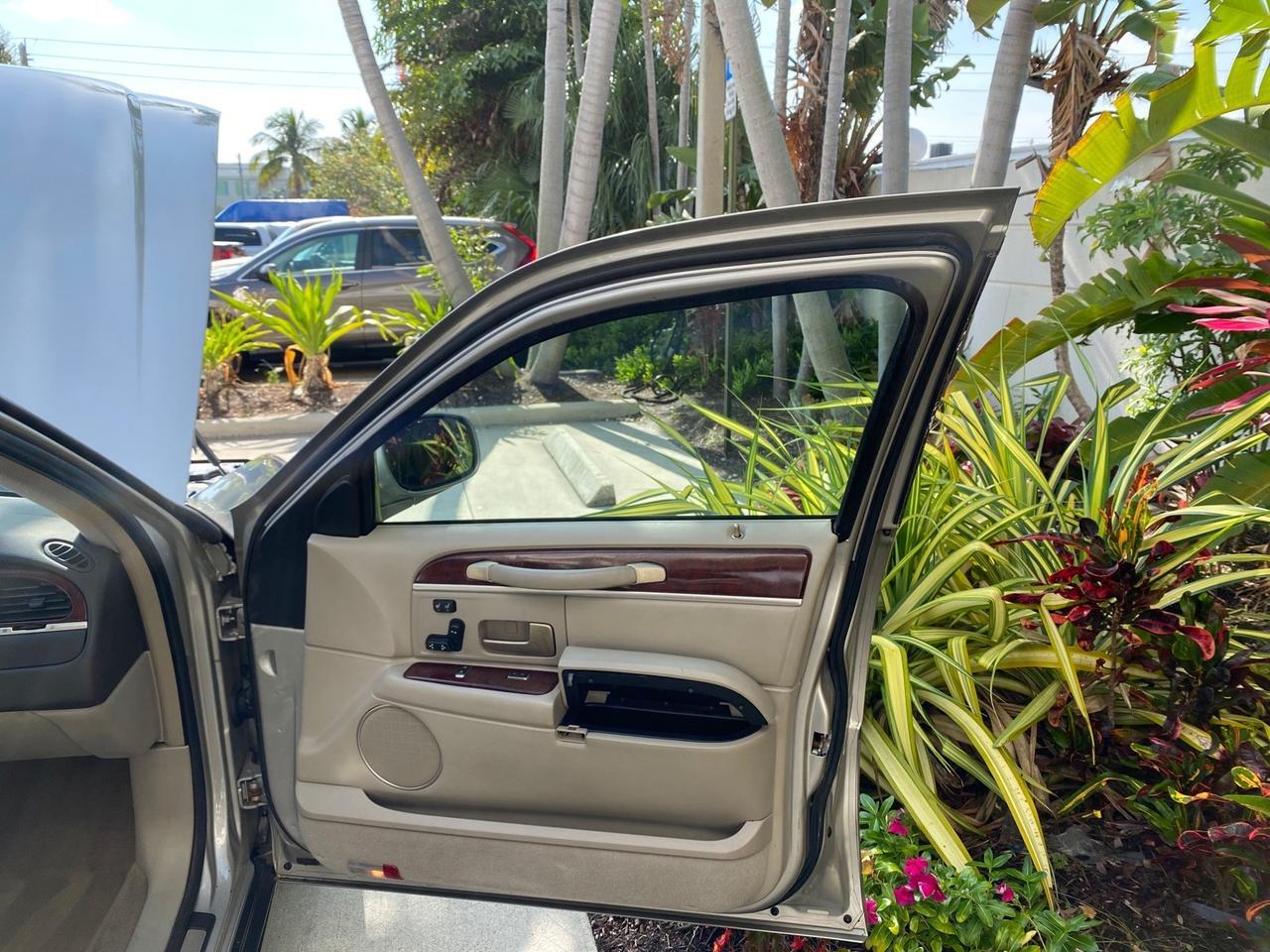 2005 Lincoln Town Car Signature Limited LOW MILES 84,448 Pompano Beach FL