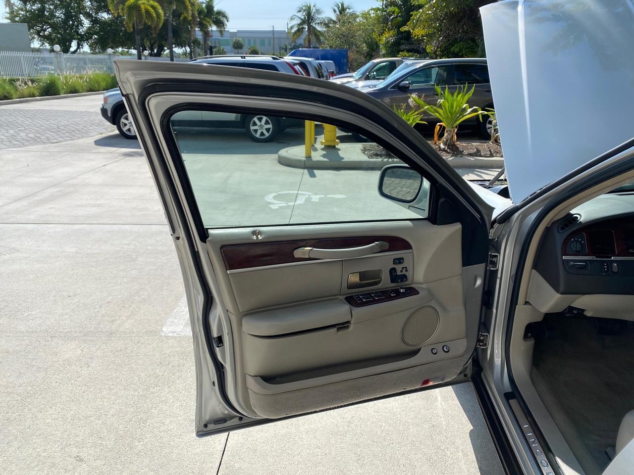 2005 Lincoln Town Car Signature Limited LOW MILES 84,448 Pompano Beach FL